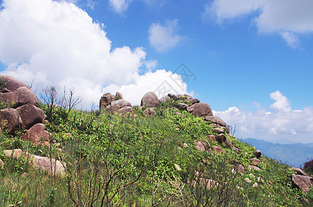 山顶的岩石登山者石头游客青色色调天气高地悬崖地质学蓝色图片