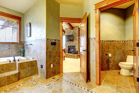 豪华的大型主浴室 在山上家园地面建筑木头镜子公寓建筑学淋浴房间毛巾橱柜图片