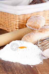 面包 面粉 鸡蛋和厨房用食物木板棕色耳朵烹饪硬皮篮子用具玉米谷物图片