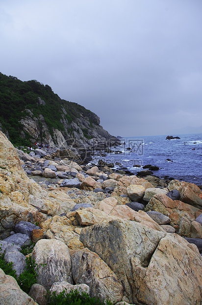 中国的海边有巨大的岩石阳光蓝色天空色调亮度海浪游客风景海水石头图片