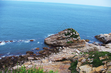 中国的海边有巨大的岩石悬崖青金石峡湾亮度天空旅行阳光辉光青色海洋图片