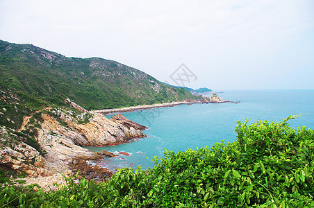 中国的海边有巨大的岩石蓝色日落悬崖亮度浪花地质学石头海湾垂直度天气图片