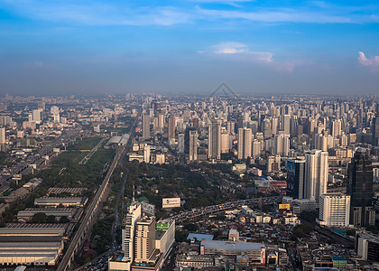 泰国09年11月 与N号公路交车的城景建筑学夜景摩天大楼城市生活大厦天际天空城市财产景观图片