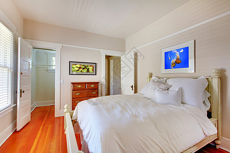 有白床和樱桃硬木地板的卧室背景