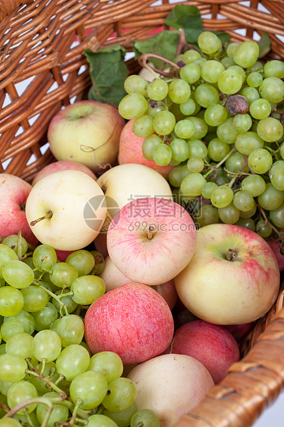 苹果和葡萄柳条饮食甜点篮子团体收成静物水果营养坡度图片