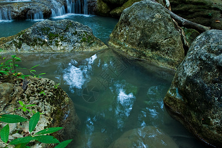 温泉瀑布瀑布季节叶子岩石热带旅行美丽荒野绿色石头太阳背景