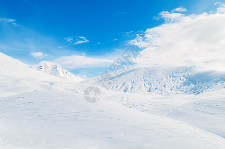 明亮的冬天天雪山蓝色白色山脉冰川阳光天空旅行岩石场景滑雪图片