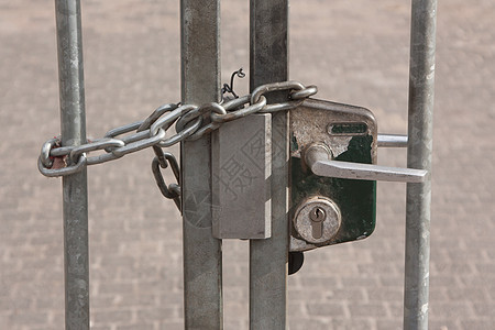 一条锁链挂在废弃的大门上海豹入口黄铜螺栓封锁隐私秘密路障古董建筑学图片