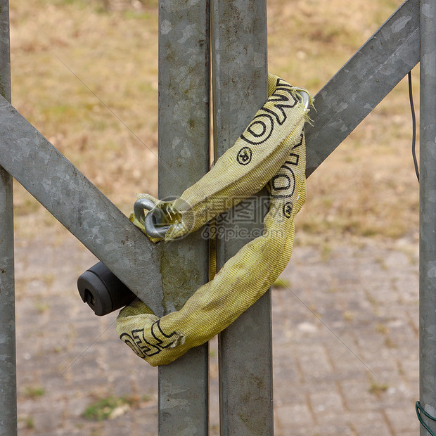 一条锁链挂在废弃的大门上监狱隐私海豹建筑学安全黄铜封锁栅栏金属螺栓图片