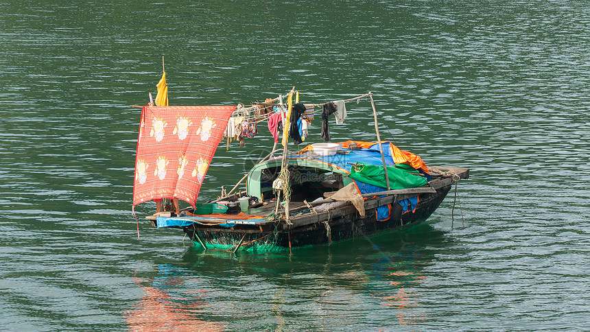 在河隆湾的渔船悬崖游客海洋下降岩溶女士驳船钓鱼洗衣店假期图片