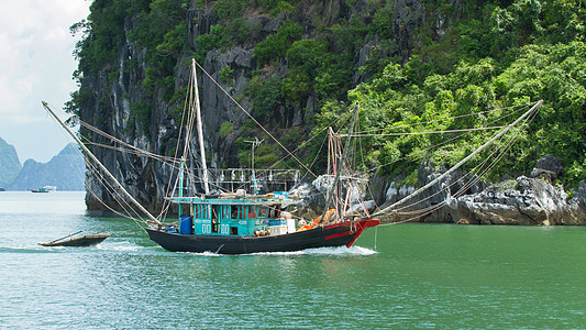在河隆湾的渔船旅行岩石岩溶天空旅游钓鱼村庄远景石灰石假期图片