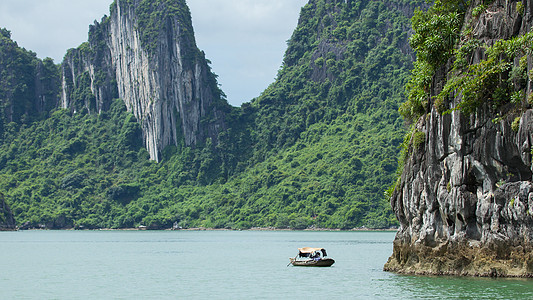 在河隆湾的渔船旅行地质学岩溶海洋村庄驳船旅游天空游客钓鱼图片