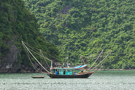 在河隆湾的渔船钓鱼旅行地质学旅游石灰石村庄天空岩石游客驳船图片