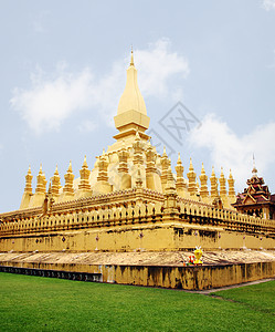 在万象寺庙的金巴达 在老挝旅行蓝色万象宗教佛教徒信仰尖塔遗产建筑金子旅游图片