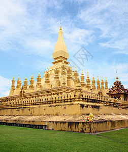 在万象寺庙的金巴达 在老挝旅行宗教纪念碑蓝色天空建筑晴天文化万象宝塔佛塔图片