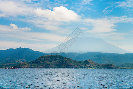 岛屿和海洋上大火山上升地标陨石支撑旅行叶子场景风景爬坡热带蓝色图片