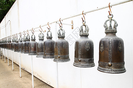 寺庙里的铜铃信仰文化雕像古董教会建筑学佛教徒金属黄铜上帝图片