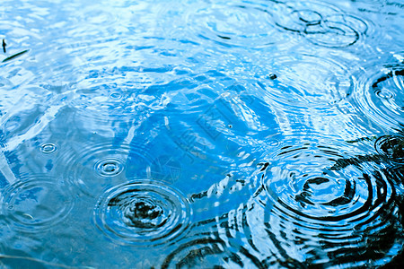 下雨天气池塘反射液体涟漪雨滴蓝色圆圈飞溅天空水坑图片