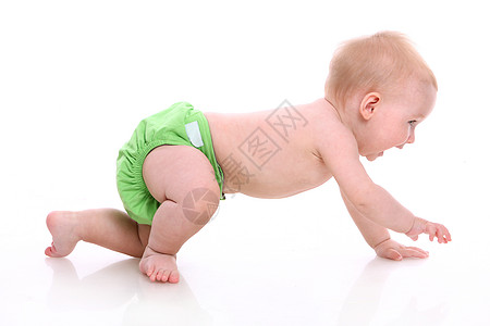 绿色尿布的可爱小宝宝动起来背景图片