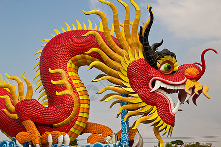 中国风格的龙雕像金子文化传统宗教刺刀天空信仰雕塑动物节日图片
