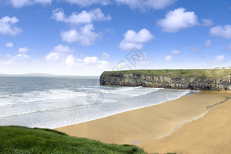 风吹在Ballybunion的海滩和悬崖上背景