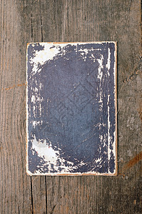 木制桌上的旧纸图片