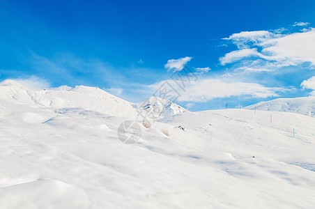 明亮的冬天天雪山山脉场景假期蓝色全景冰川白色太阳岩石滑雪图片