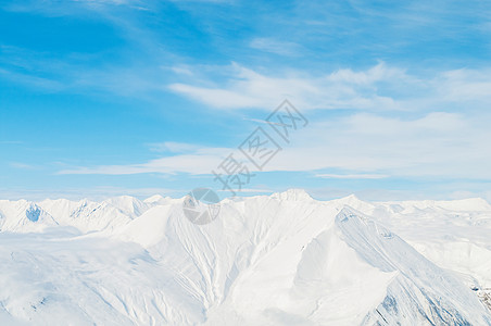 明亮的冬天天雪山阳光全景岩石冰川山脉天空蓝色假期顶峰滑雪图片