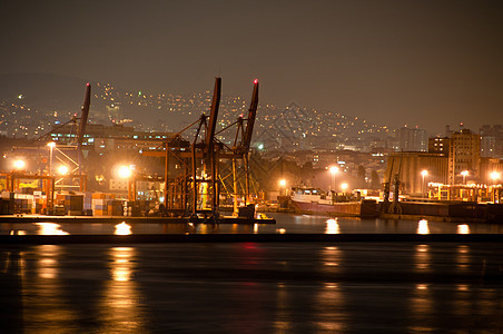 夜间集装箱港口贸易海洋卸载货物重量货轮物流风景商业加载图片