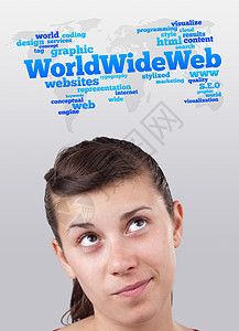 年轻女孩在互联网上看图标类型活力思维人士商务蓝色头脑微笑公司技术气泡图片