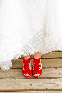 新娘和红鞋婚鞋短剑时尚高跟鞋鞋类方向色彩婚礼红色婚纱图片