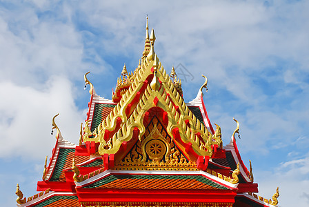 泰国寺庙的顶楼前佛法金子边缘对角线天空文化蓝色旅游建筑瓷砖图片