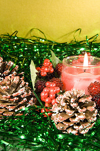 带点蜡烛的圣诞装饰品玩意儿红色珠子飘带礼物火花金子锥体松树图片