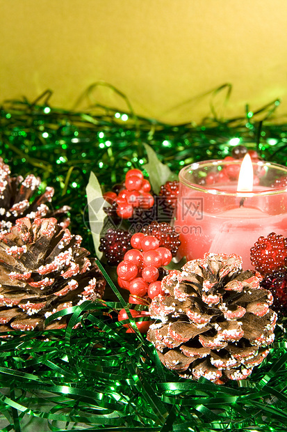 带点蜡烛的圣诞装饰品红色锥体金子玩意儿礼物飘带火花松树珠子图片