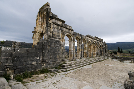 Volubilis 火山卷遗产蓝色废墟城市石头纪念碑旅游帝国柱子历史性图片