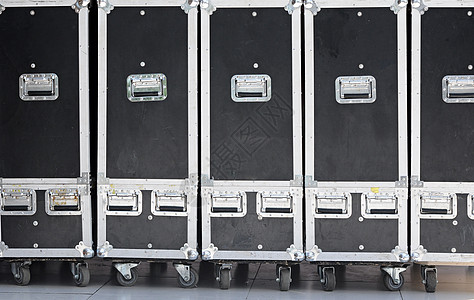 移动设备运送音乐厅设备的一行移动式集装箱线路;m背景
