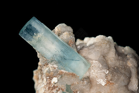在岩层岩石上形成大水晶体火山蓝色编队二氧化硅石英矿物学地质学诞生石首饰结晶图片