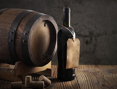 红酒瓶和旧桶水平木头地窖瓶子软木标签图片