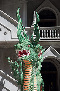 龙头雕像 在老虎洞穴寺庙Krabi 泰国背景图片