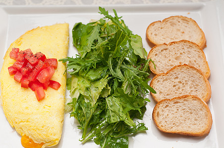 配番茄和沙拉的奶酪蛋奶草本植物蔬菜火腿美食折叠饮食早餐油炸盘子食物背景图片