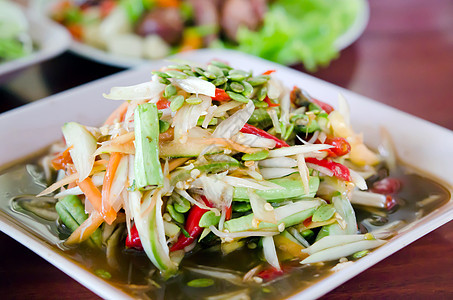 索姆塔姆香料盘子绿色蔬菜沙拉营养美食食物木瓜背景图片