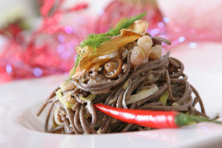 面条和蘑菇和虾辣椒木耳食物创造力餐厅服务蜂蜜美食胡椒盘子图片