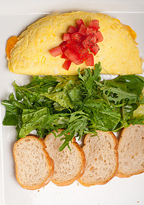 配番茄和沙拉的奶酪蛋奶折叠蔬菜胡椒早餐盘子午餐饮食美食宏观草本植物背景图片