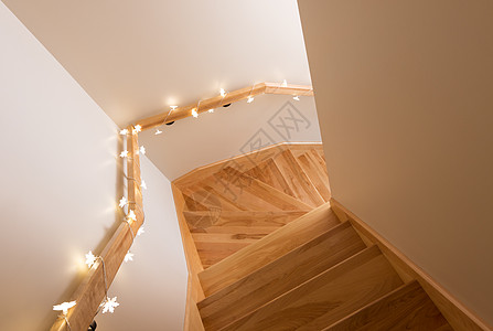 装饰木制楼梯的灯光图片
