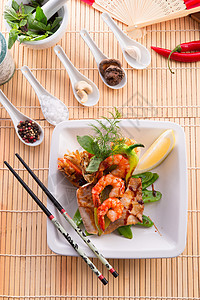 带鱼和蔬菜的虾虾美食餐厅寿司油炸盘子文化柠檬洋葱食物海鲜图片