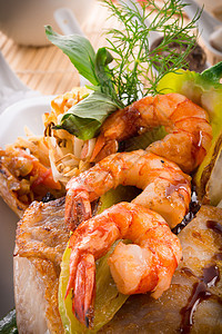 带鱼和蔬菜的虾虾寿司文化厨房油炸海鲜饮食小吃桌子午餐柠檬图片