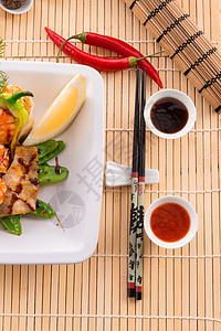带鱼和蔬菜的虾虾桌子午餐厨房盘子柠檬烹饪寿司餐厅文化食物图片