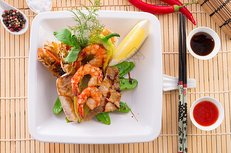 带鱼和蔬菜的虾虾午餐饮食美食洋葱桌子柠檬文化油炸厨房海鲜图片