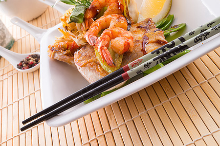 带鱼和蔬菜的虾虾饮食烹饪桌子文化寿司餐厅美食油炸厨房柠檬图片