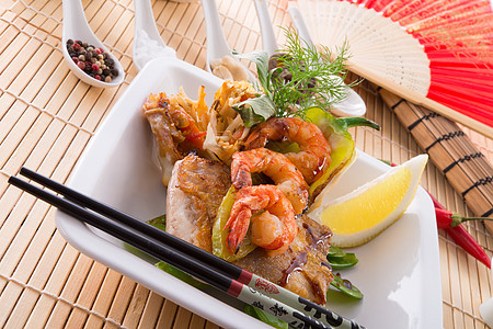 带鱼和蔬菜的虾虾盘子海鲜烹饪桌子午餐厨房文化饮食美食食物图片